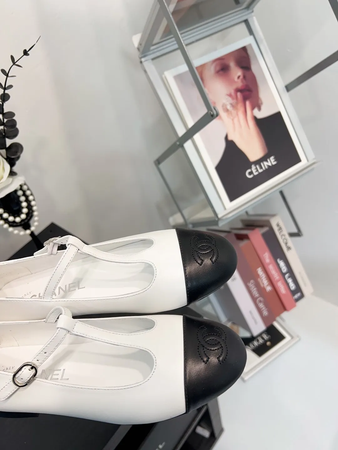 👟👟Ex-factory price 520👟👟 CHANEL Chanel classic three-color T-strap flat ballet shoes, Mary Jane shoes, Grandma Xiang’s consistent elegant ladylike temperament, full of high-end sense! It’s very nice on the feet~Whether it’s worn barefoot or paired with skirts or trousers, it’s very versatile! Incomparably beautiful! It’s so special. I’m very impressed with the details. (The version bought at the counter is developed and made according to the authentic 1:1 version. The details are perfect and more refined and durable. The upper foot is very pedicure-type. The key point is that it is very good and easy to control. ▪Fabric: Original custom-made mixed sheep. ▪Inner lining: imported sheepskin. ▪Outsole: Italian leather outsole. ▪Size: 35-39 (40, 41, 42 are custom-made and cannot be returned)